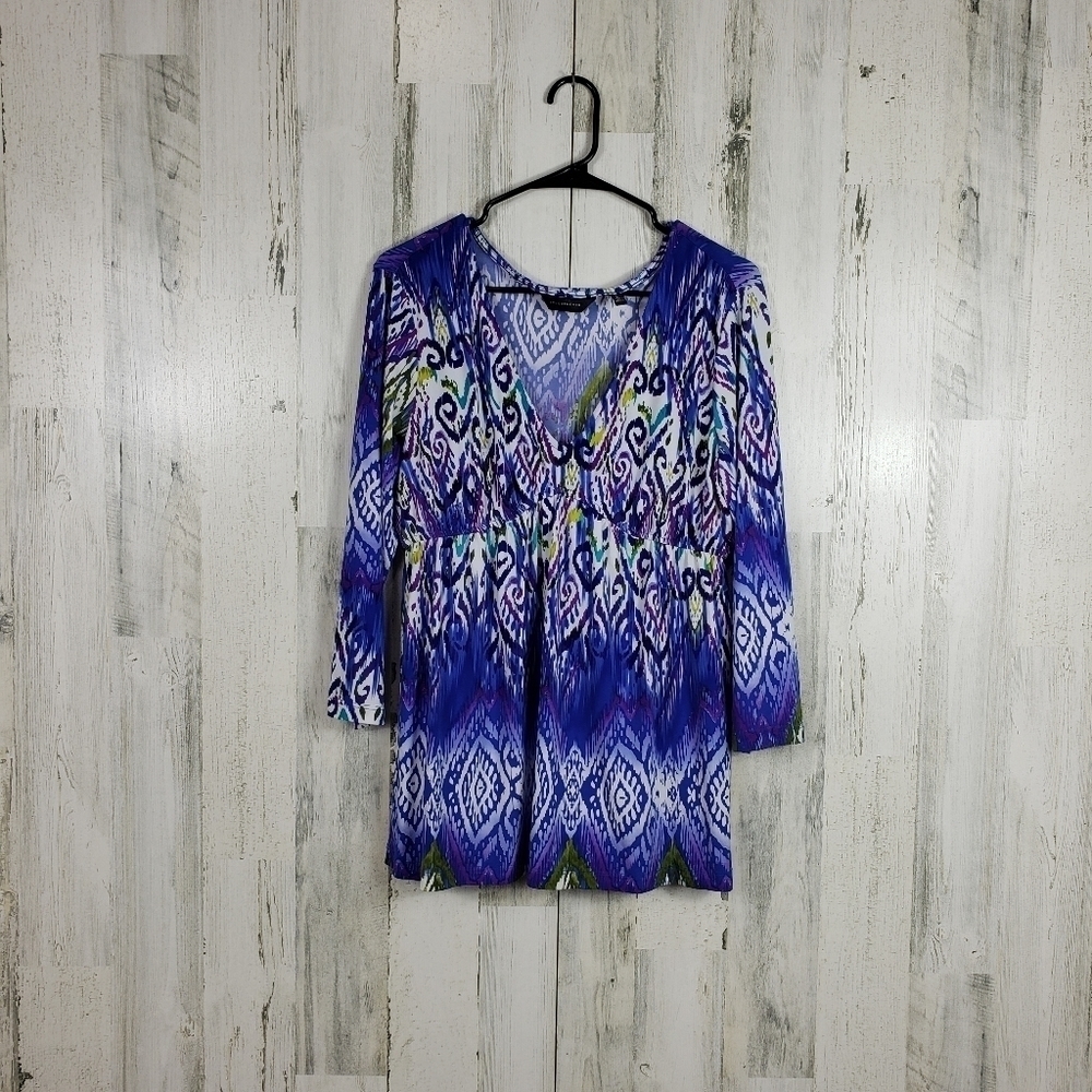 Investments colorful vneck top size large